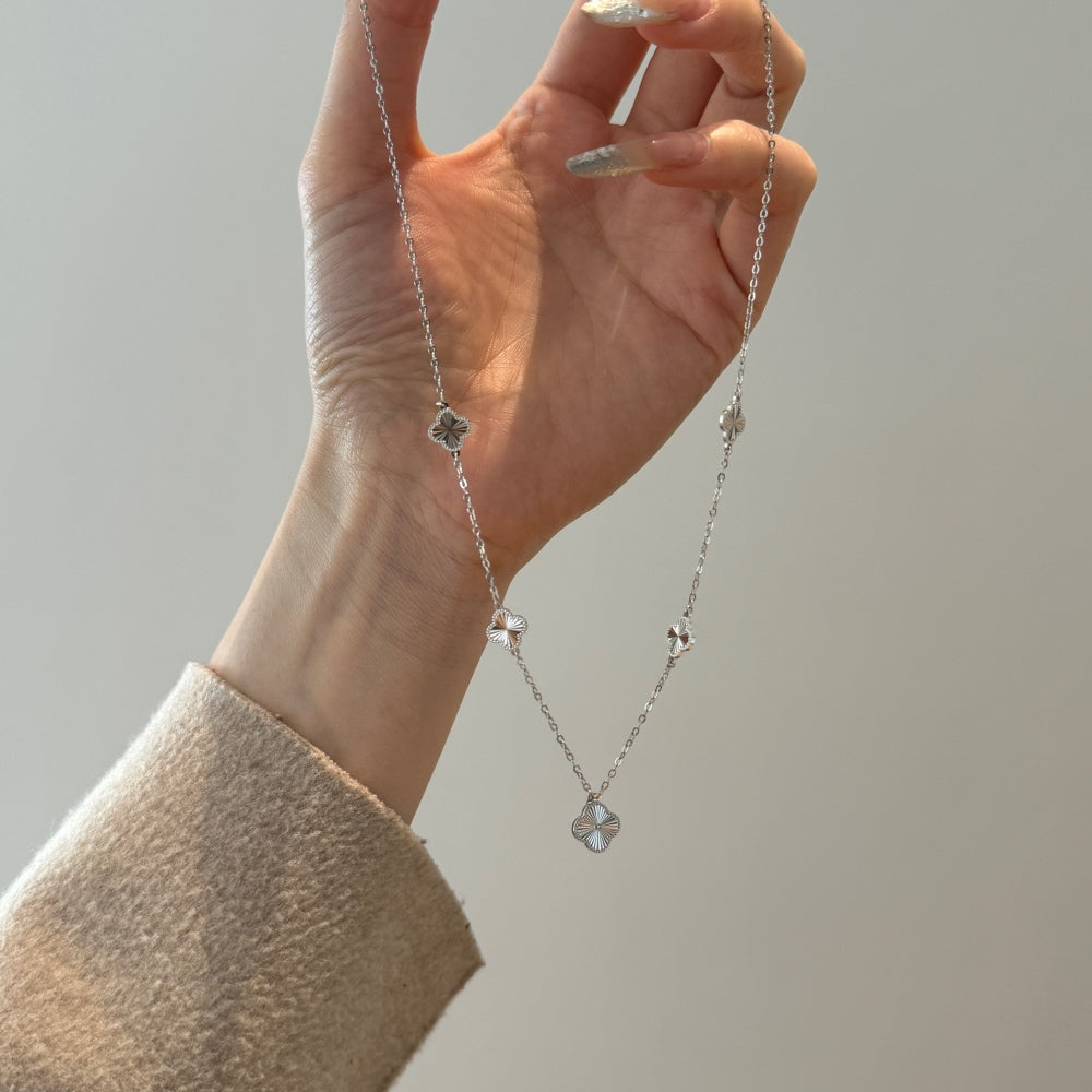 Witte collier met gesloten klavertjes rhodium verguld