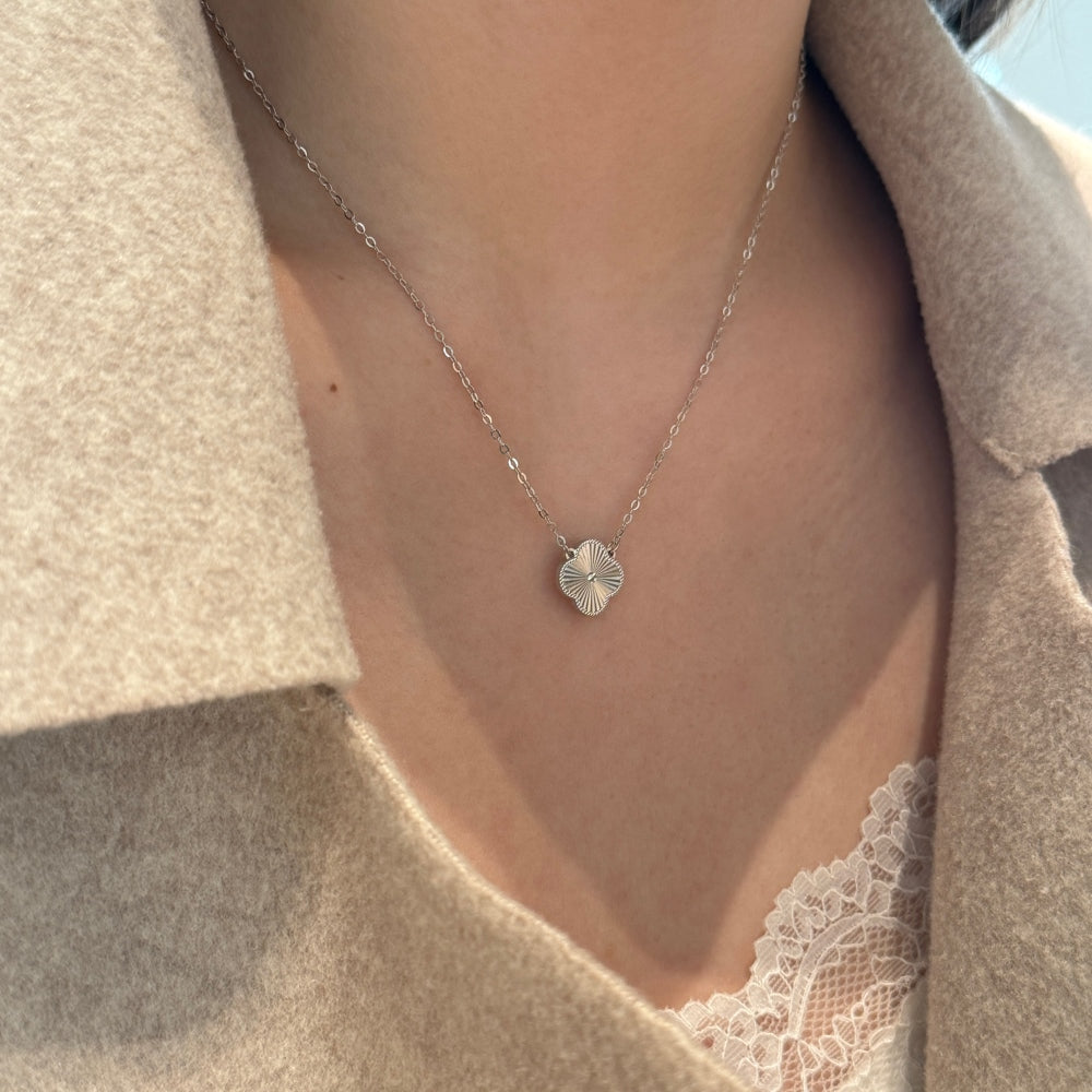 Witte collier met 1 klaver rhodium verguld