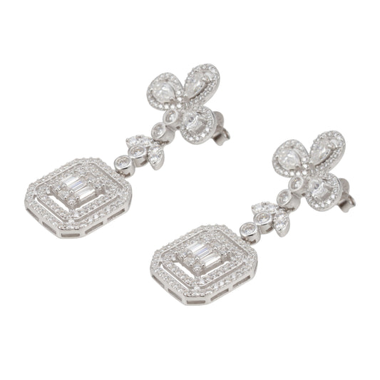 Zilverkleurige oorbellen met rechthoekige schakels bezet met briljanten