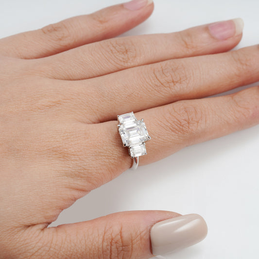 Zilverkleurige ring met centrale steen