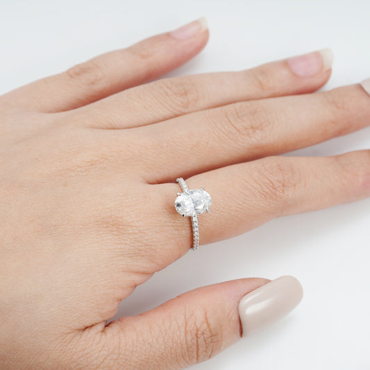 Zilverkleurige ring met centrale steen