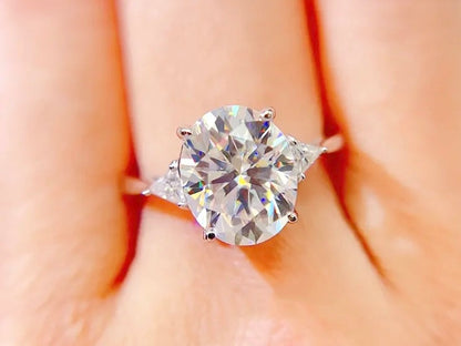 Entourage ring met een ovaal en briljant triangel