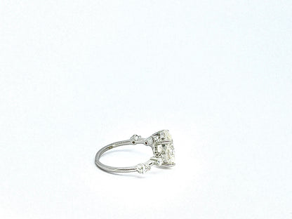 Ring met een grote ovaal en briljanten