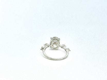 Ring met een grote ovaal en briljanten