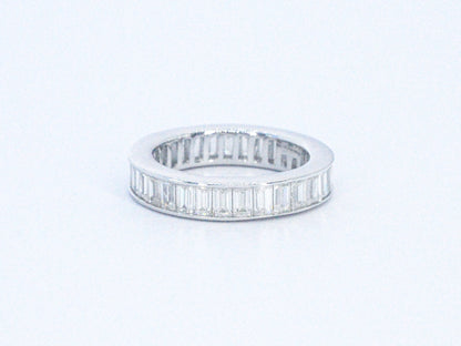 Witte alliance ring helemaal rondom gezet met baguettes