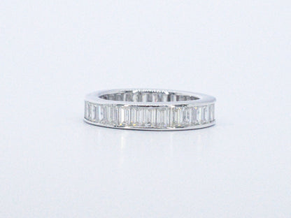 Witte alliance ring helemaal rondom gezet met baguettes