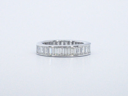 Witte alliance ring helemaal rondom gezet met baguettes