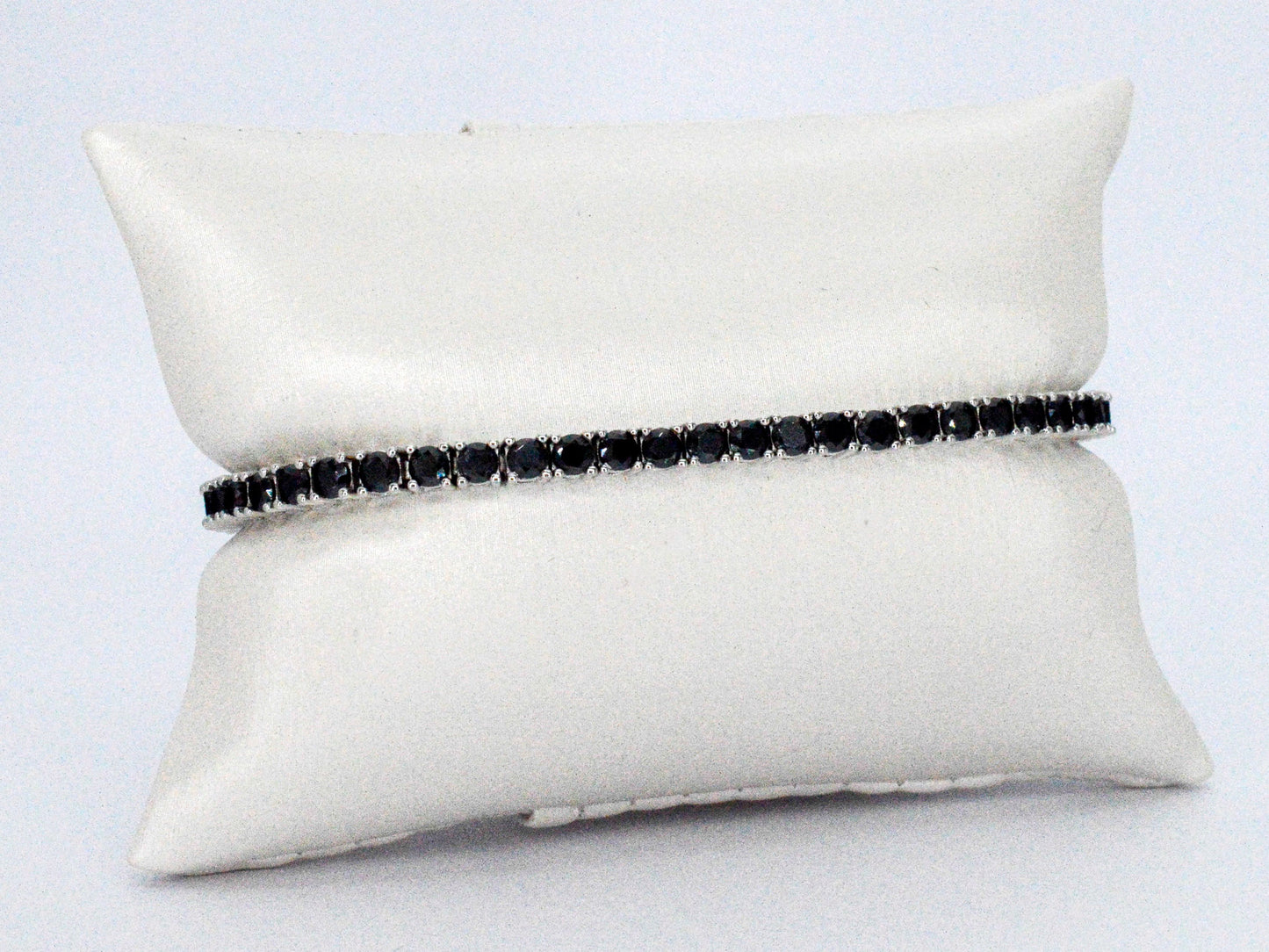 Witte tennisarmband met zwarte briljanten