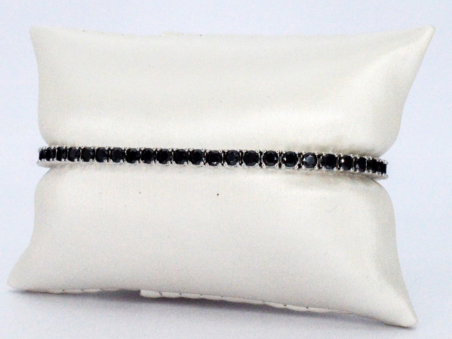 Witte tennisarmband met zwarte briljanten