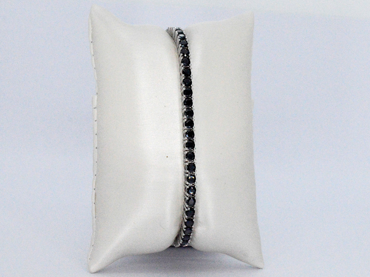 Witte tennisarmband met zwarte briljanten