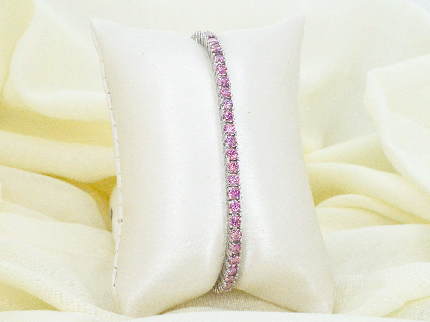 Witte tennisarmband met roze briljanten