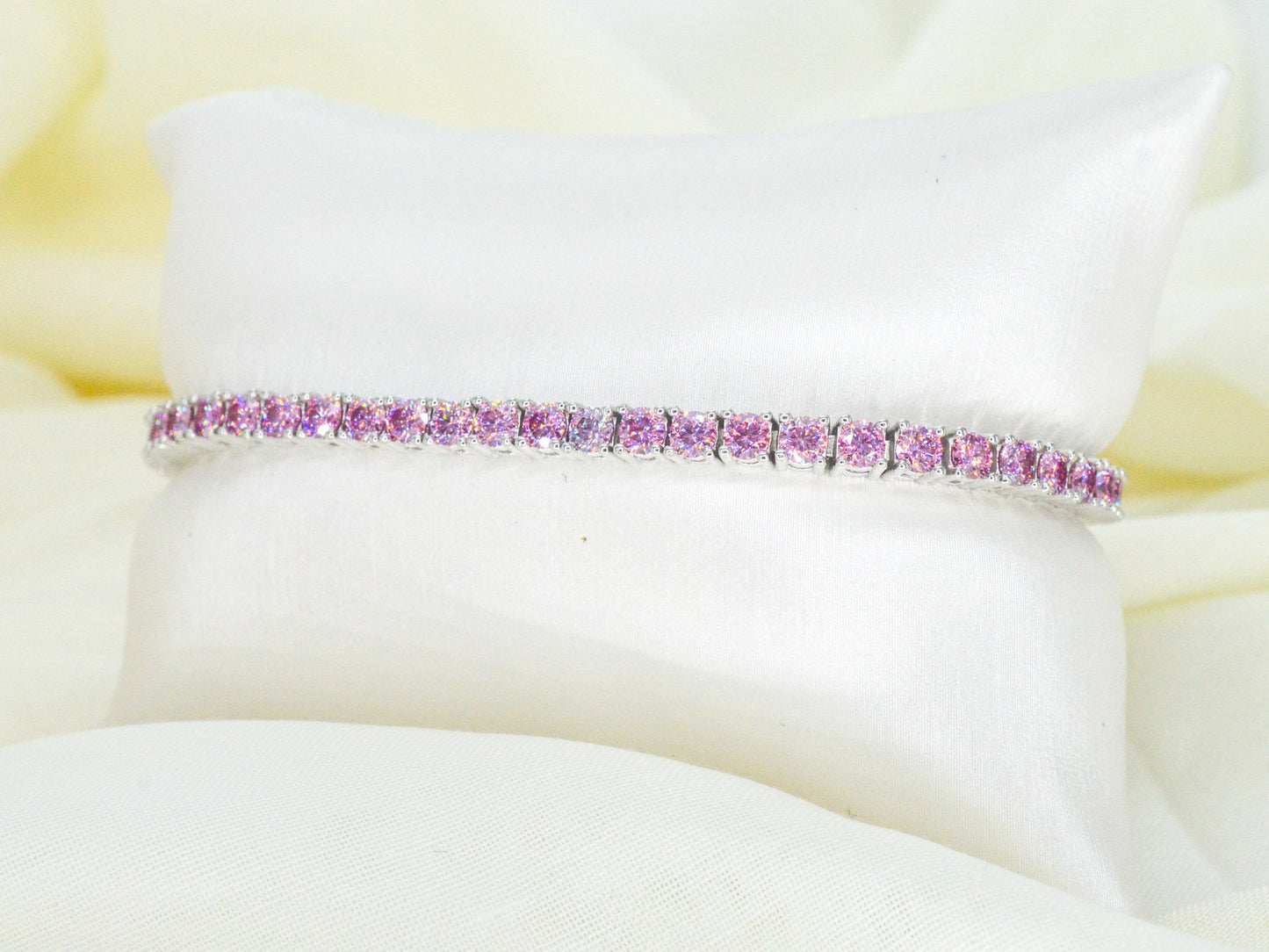 Witte tennisarmband met roze briljanten