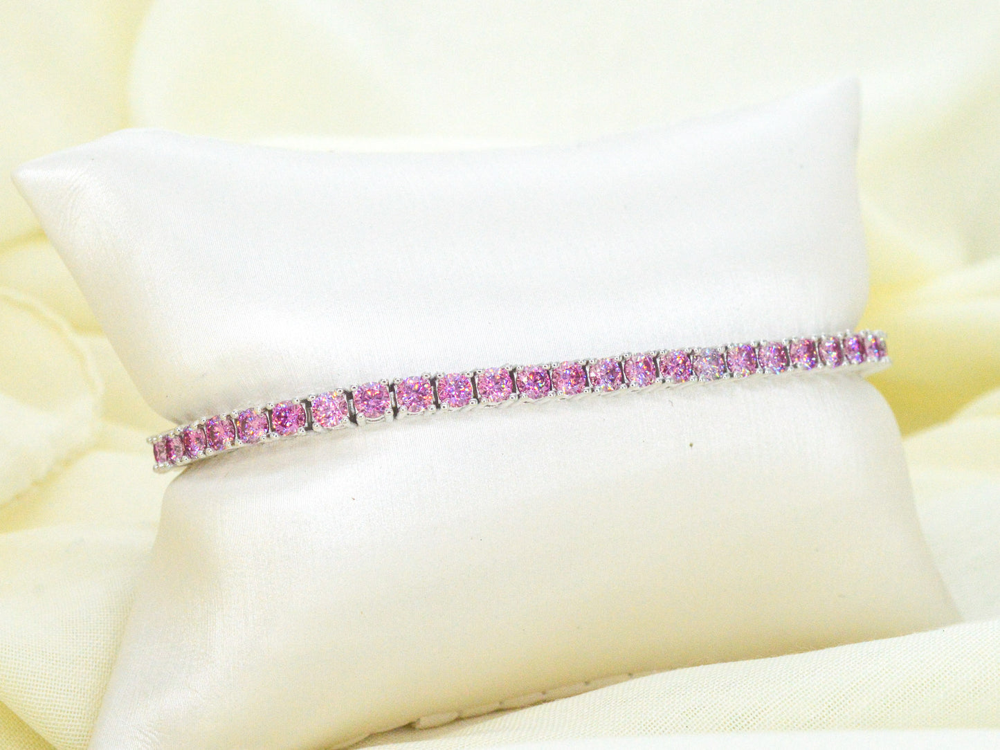 Witte tennisarmband met roze briljanten