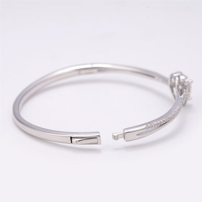 Vaste armband vol met briljanten en centraal een hart briljant