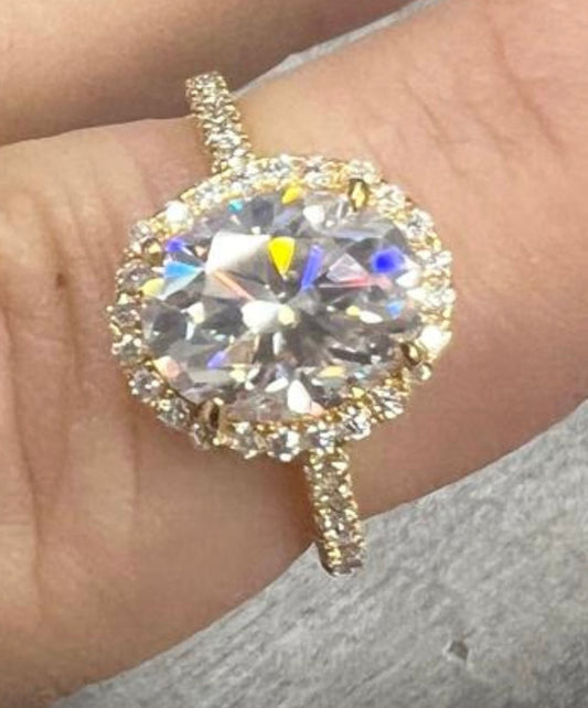 Gele entourage ring met een grote ovaal geslepen briljant