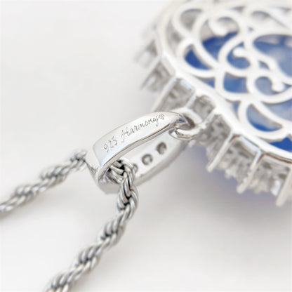 Witte hanger met een grote saffier blauw gekleurde hartvorm edelsteen en witte briljanten