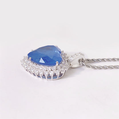 Witte hanger met een grote saffier blauw gekleurde hartvorm edelsteen en witte briljanten