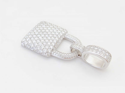 Witte "lock" hanger volledig rondom gezet met witte briljanten