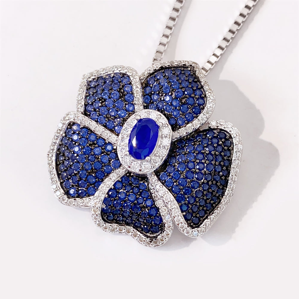 Bloem hanger helemaal vol gezet met blauwe edelstenen en witte briljanten