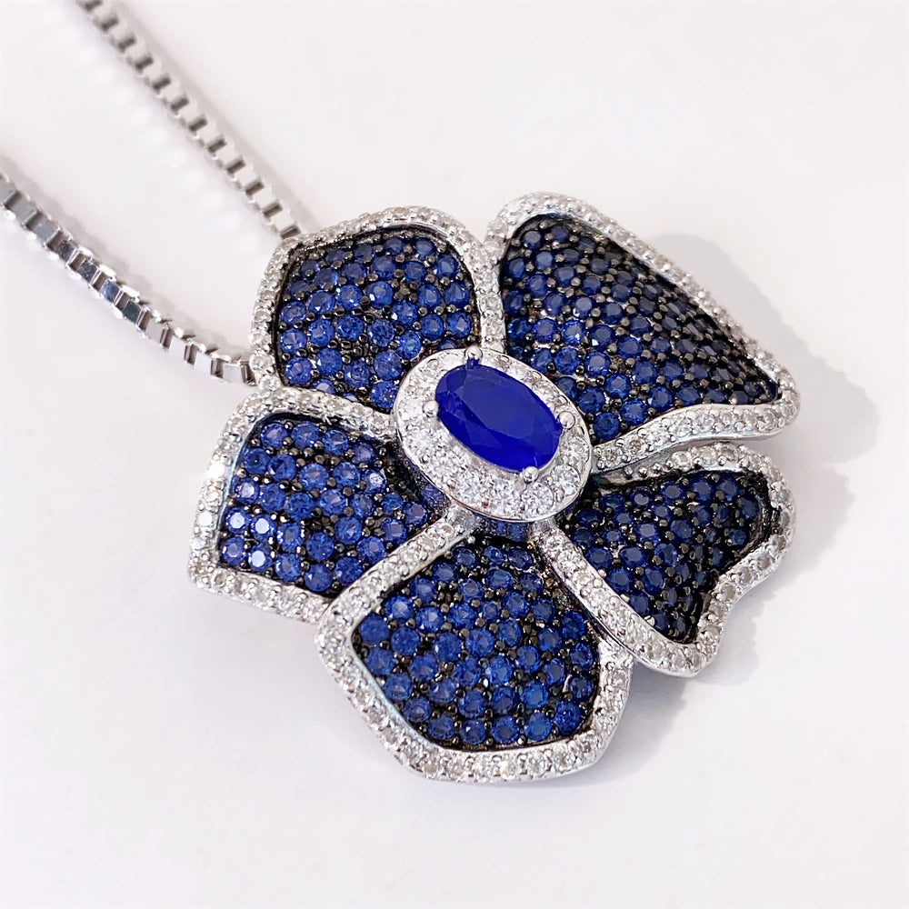 Bloem hanger helemaal vol gezet met blauwe edelstenen en witte briljanten