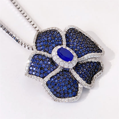 Bloem hanger helemaal vol gezet met blauwe edelstenen en witte briljanten