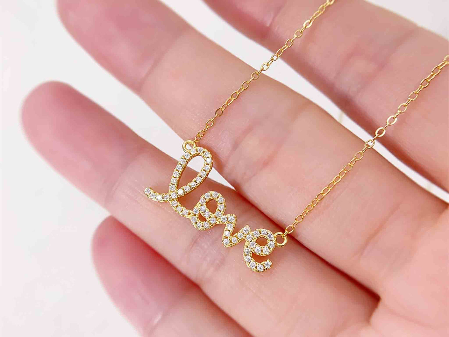 Gele LOVE ketting vol gezet met witte briljanten