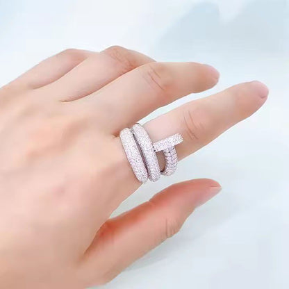 Witte spijker ring volledig rondom pave gezet met witte briljanten