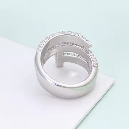 Witte spijker ring volledig rondom pave gezet met witte briljanten