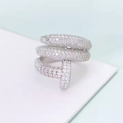 Witte spijker ring volledig rondom pave gezet met witte briljanten