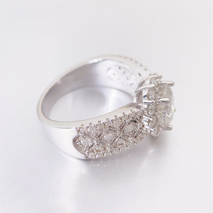 Entourage ring met briljanten en een grote witte ovaal