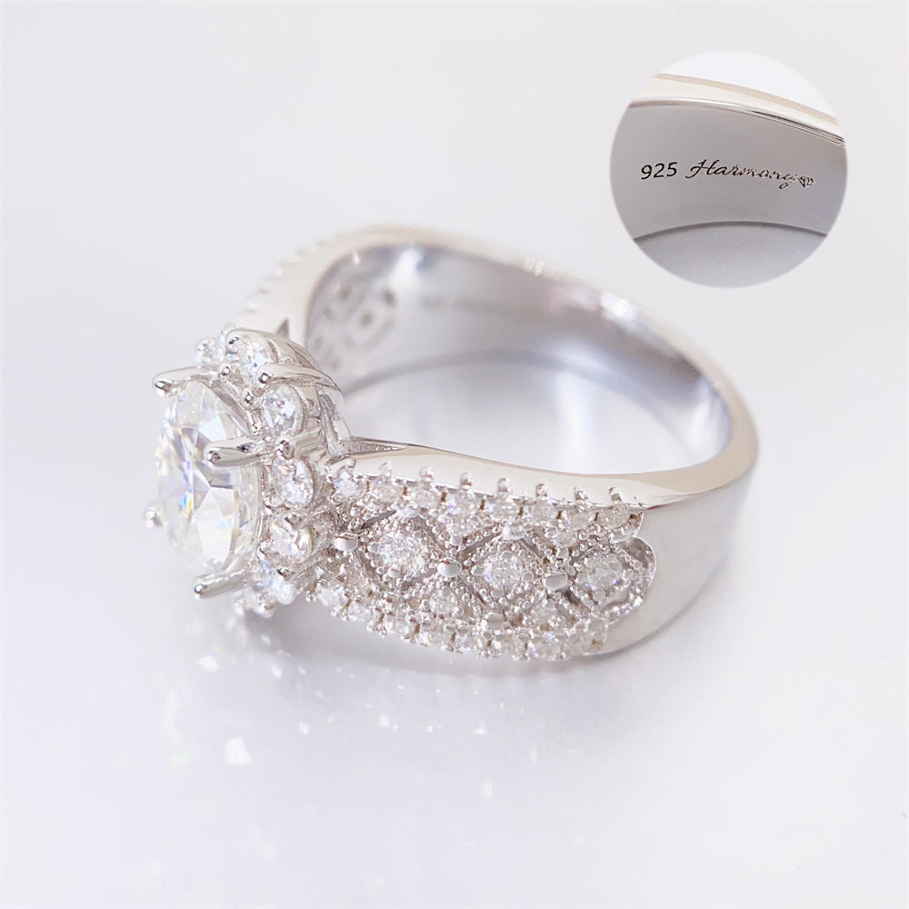Entourage ring met briljanten en een grote witte ovaal