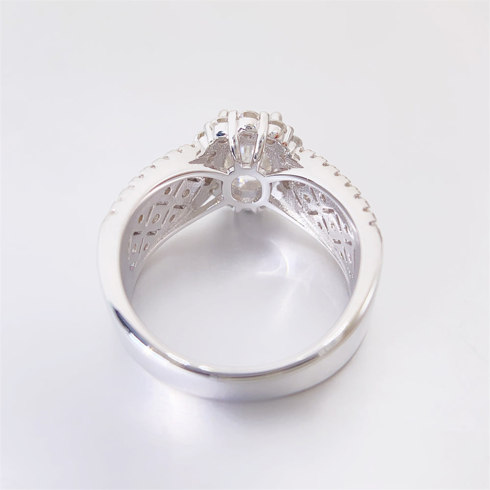 Entourage ring met briljanten en een grote witte ovaal