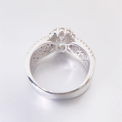Entourage ring met briljanten en een grote witte ovaal