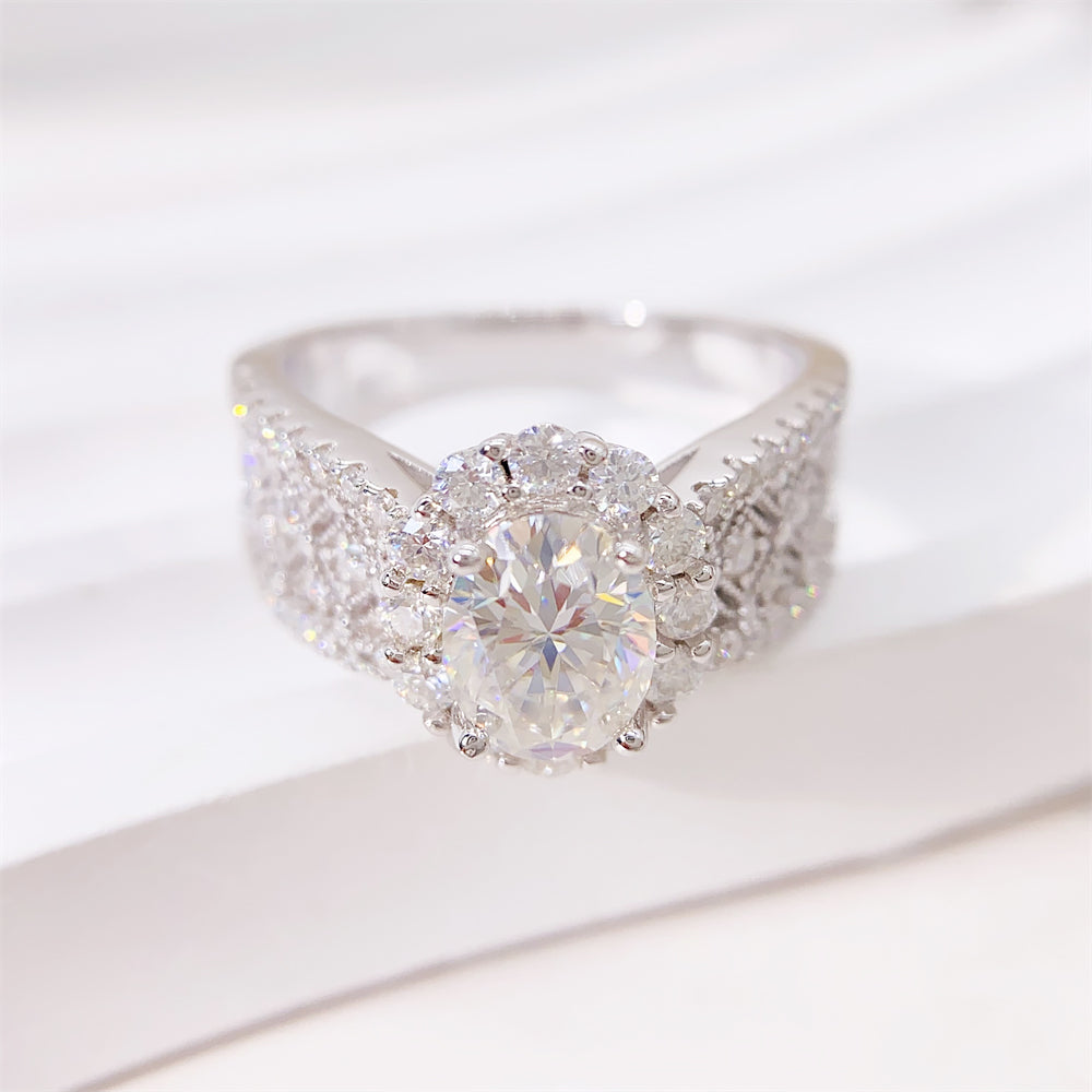 Entourage ring met briljanten en een grote witte ovaal