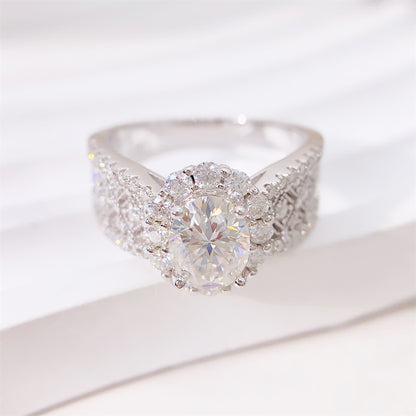 Entourage ring met briljanten en een grote witte ovaal