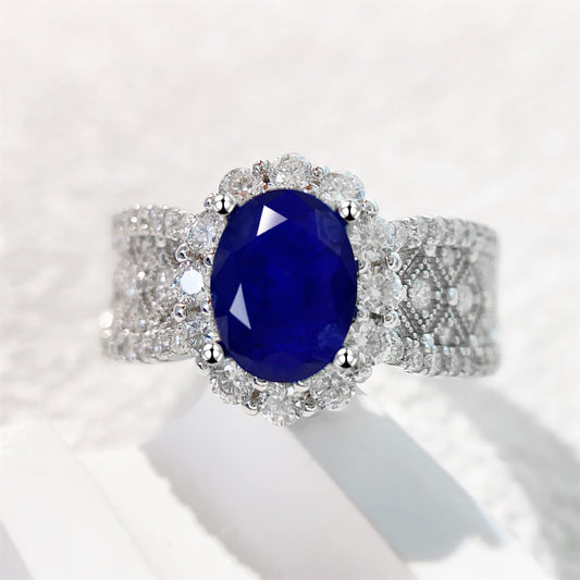 Entourage ring met briljanten en een saffier blauwe ovaal geslepen edelsteen