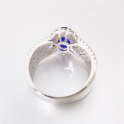 Entourage ring met briljanten en een saffier blauwe ovaal geslepen edelsteen