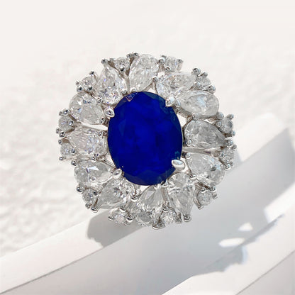 Design ring met briljanten, peer vorm briljanten en een grote saffier blauwe ovaal