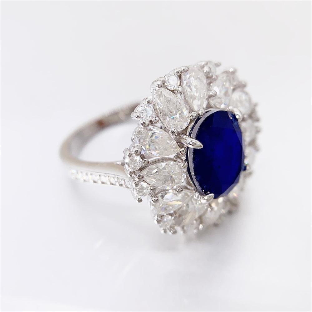 Design ring met briljanten, peer vorm briljanten en een grote saffier blauwe ovaal
