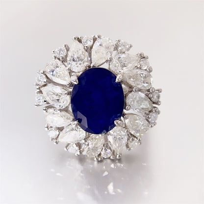 Design ring met briljanten, peer vorm briljanten en een grote saffier blauwe ovaal