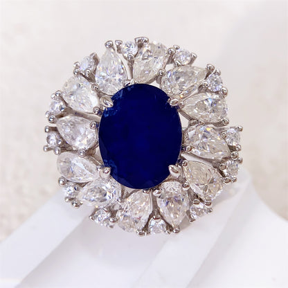 Design ring met briljanten, peer vorm briljanten en een grote saffier blauwe ovaal