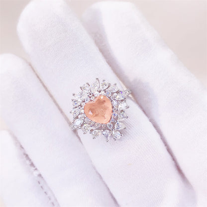 Entourage ring met een roze hart vorm, kleine briljanten, marquizen en peer vorm briljanten