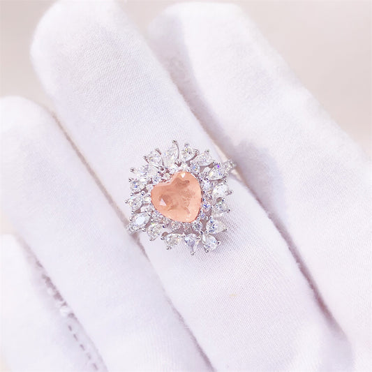 Entourage ring met een roze hart vorm, kleine briljanten, marquizen en peer vorm briljanten