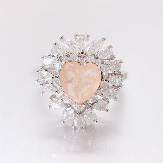 Entourage ring met een roze hart vorm, kleine briljanten, marquizen en peer vorm briljanten