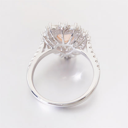 Entourage ring met een roze hart vorm, kleine briljanten, marquizen en peer vorm briljanten