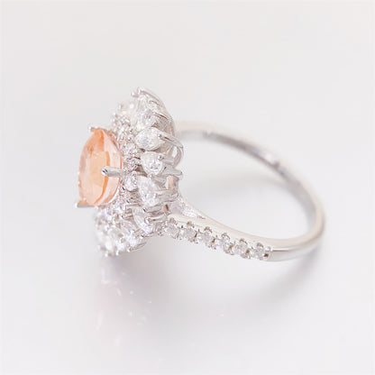 Entourage ring met een roze hart vorm, kleine briljanten, marquizen en peer vorm briljanten
