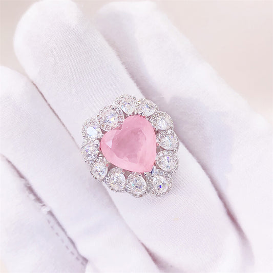 Entourage ring met een grote roze hartvorm briljant, kleine briljant en druppelvorm briljanten