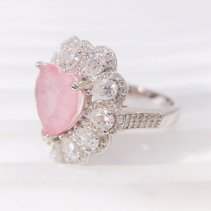 Entourage ring met een grote roze hartvorm briljant, kleine briljant en druppelvorm briljanten