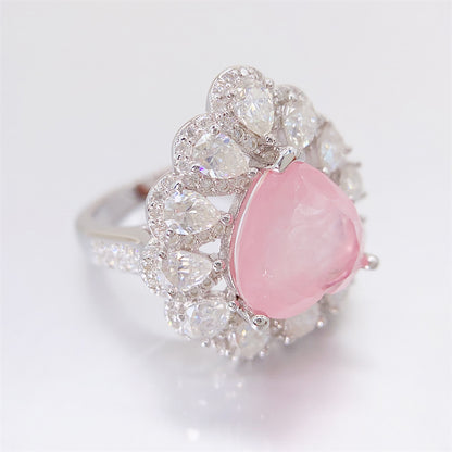 Entourage ring met een grote roze hartvorm briljant, kleine briljant en druppelvorm briljanten