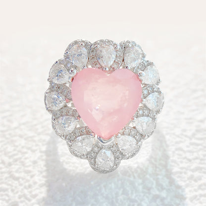 Entourage ring met een grote roze hartvorm briljant, kleine briljant en druppelvorm briljanten